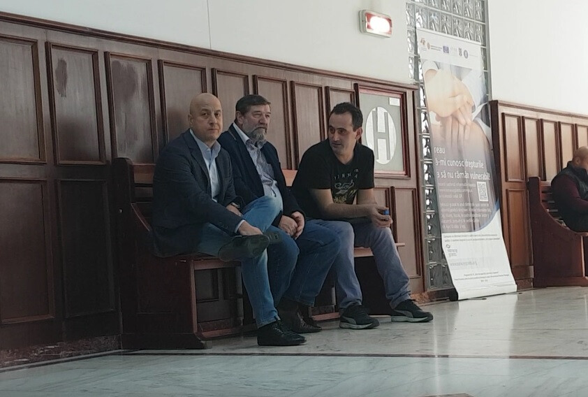 Traian Nica (dreapta), la ultimul termen de judecată din dosarul Secureanu, alături de patronul Noventis, Mihai Mesner (stânga) și Paul Stoica, fostul director administrativ de la Malaxa (centru)